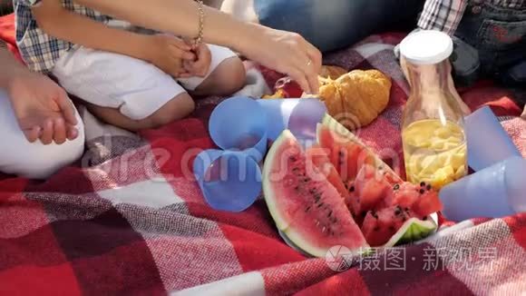 带切水瓜塑料杯和桃汁的毛毯视频
