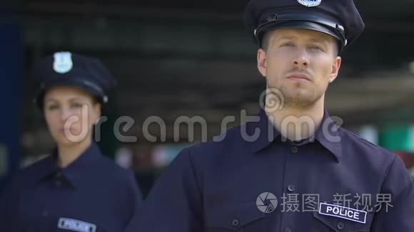 年轻的职业警察男女在镜头前合影，民事警务职责