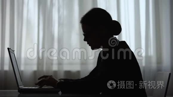 紧张的女人关闭笔记本电脑，不能集中精力工作，职业倦怠