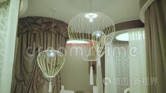 悬挂在休息室内的鸟笼状灯具视频