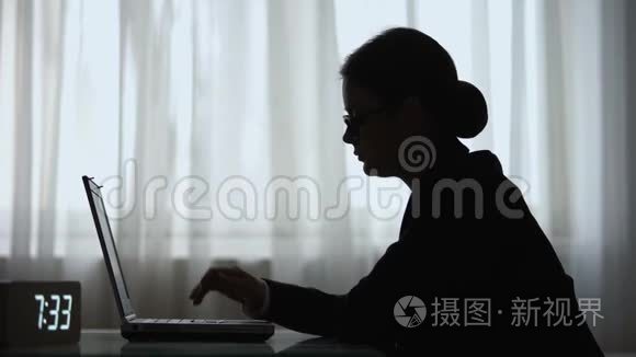 疲惫的女人上夜班的剪影，带着笔记本离开房间