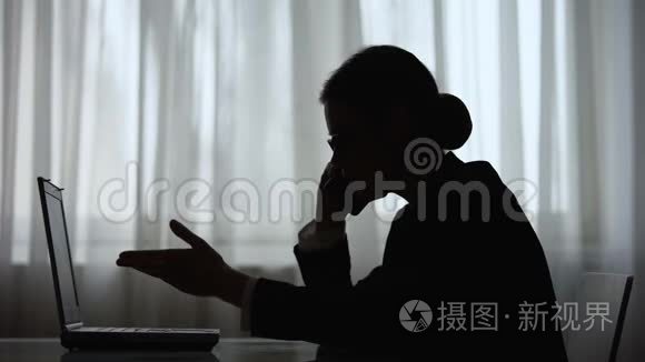 精疲力竭的妇女与在笔记本电脑上工作的外国伴侣通电话