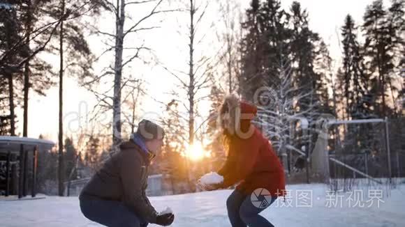 年轻夫妇在空中投掷雪粒视频