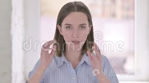 有头痛的勤劳青年妇女肖像