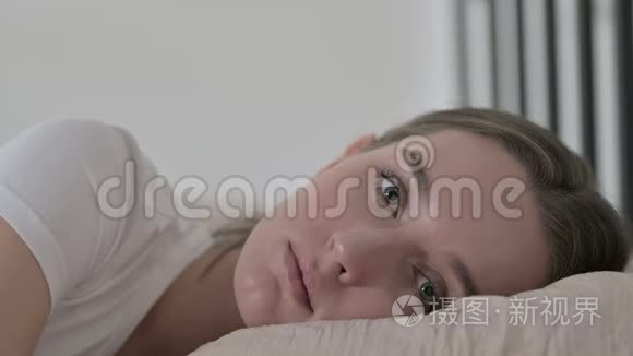 失眠的病态年轻女性躺在床上视频