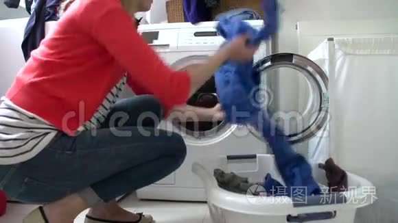 女人把衣服装进洗衣机视频