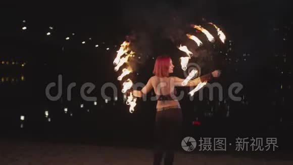 夜间放火时，女性在燃烧着的扇子