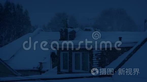 屋顶上大雪纷飞视频