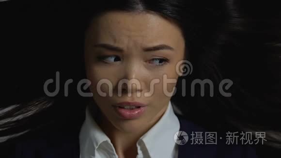 害怕商务女性看文件，紧张地咬指甲，最后期限