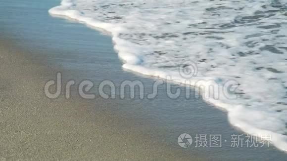 靠近海滩被海水冲刷视频