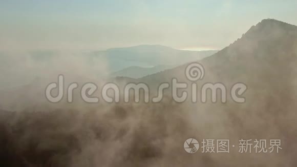 秋天在雾中飞越山脉的空气视频