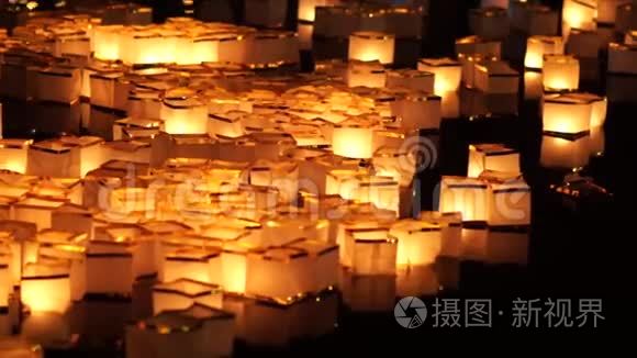 在新年庆祝活动中，漂浮在水面上的中国许愿灯