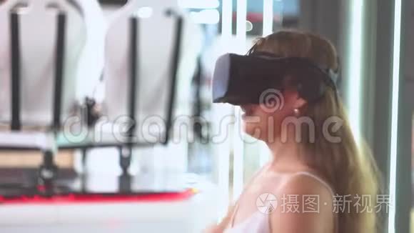 戴虚拟现实眼镜的年轻女孩挥动双手追逐虚拟事物