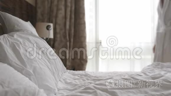 穿浴袍的年轻人睡在公寓的床上视频