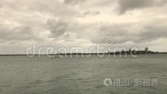 小游艇横渡奥克兰市港口视频
