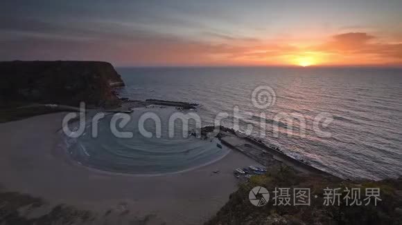 日出时的神奇海湾视频