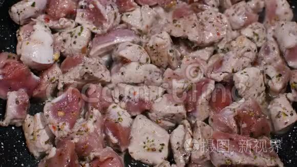 男人用厨房里的肉煮米饭视频