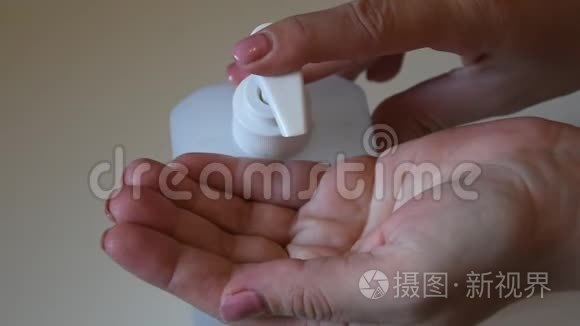 女人拿着洗手液用手消毒Covid-19