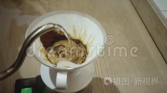 咖啡师用漏斗煮咖啡视频