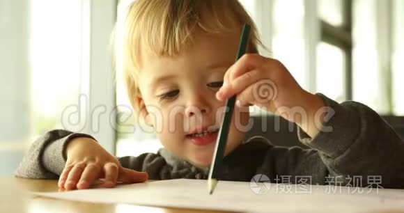 小男孩用铅笔画画