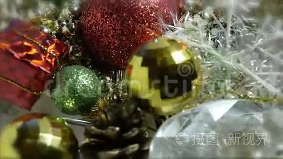 多色圣诞球、雪花、水晶、花环、凹凸的旋转特写
