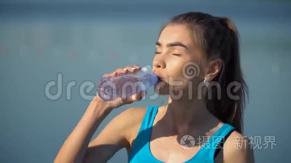 小女孩在湖边饮水视频