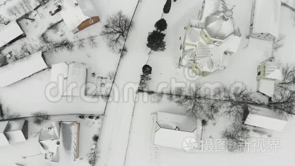 鸟瞰白雪皑皑的街道和建筑物视频