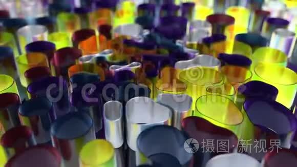 五彩3D动画组成.. 软圆筒管被拉到中心，移动时变形。