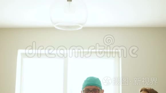 集团医疗专业人才，成熟男性和两名年轻女性.. 诊所办公室医生的画像