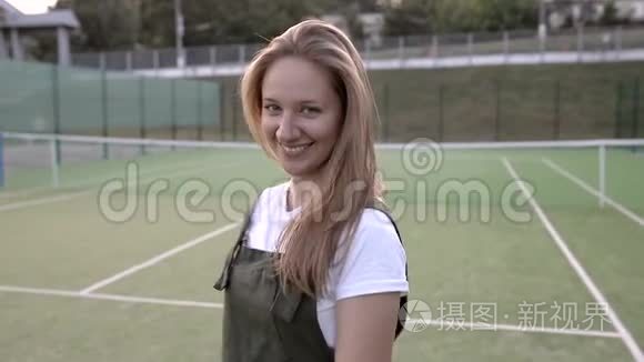 女孩在网球场的镜头前调情视频
