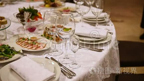 宴会装饰的桌子，有餐具。 宴会厅的婚礼装饰..