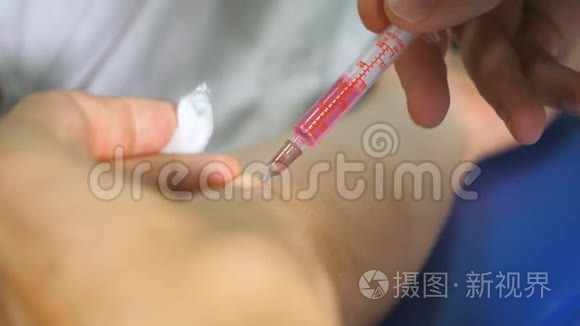 在医院用注射器在病人皮肤上注射疫苗时，要紧紧抓住医生的男性手。 药物刺伤