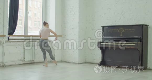 芭蕾舞演员在舞台上视频