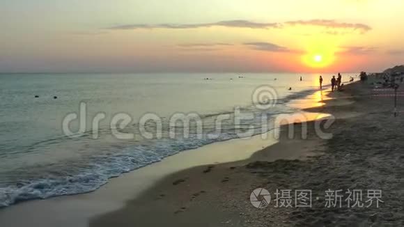 夕阳的灿烂阳光照在海面上视频