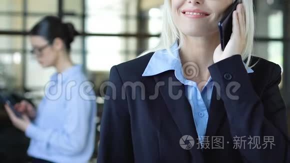 西装女士听客户电话，咨询服务，商业解决方案