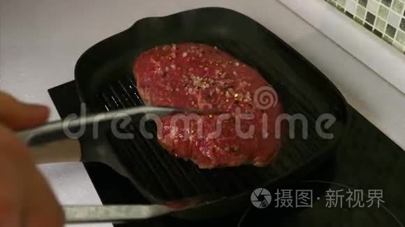 手拿金属铜把烤牛肉牛排烤盘视频