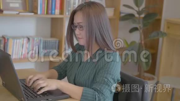 在家庭办公室里用笔记本电脑工作的女人。