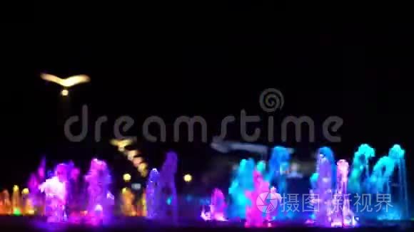 夜晚有多种颜色泉水的奇妙喷泉视频