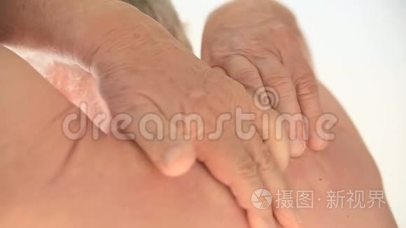 男人抓挠他恼怒的背视频