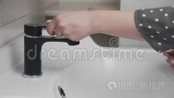 女人用水龙头洗手视频