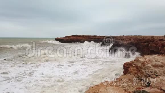 大西洋的巨浪从悬崖上溅起视频