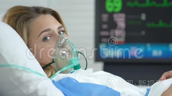 忧郁的患病妇女带着氧气面罩哭着看着相机，疾病疼痛健康