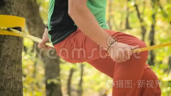 懒洋洋地坐在懒洋洋地上，一个留着运动服装平衡胡须的年长男人。 体育活动的概念