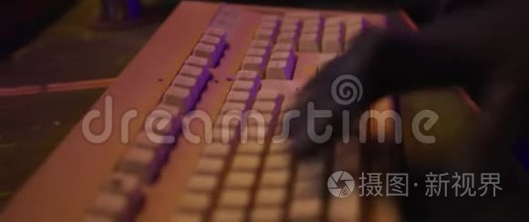 黑客用黑色手套在键盘上打字视频