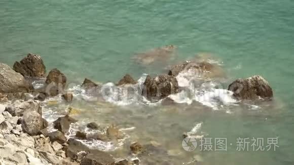 岩石海岸和起伏的大海的景色视频