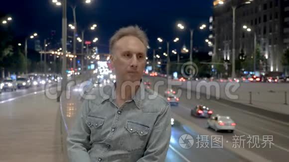 男子检查手表看驾驶汽车对夜城视频