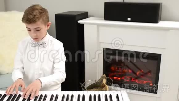 弹钢琴的青少年