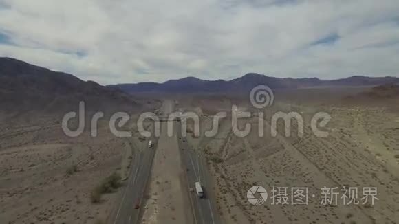 汽车在沙漠公路上行驶的录像视频