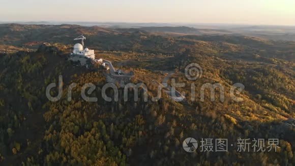 通往白色建筑的山路正在建设中，屋顶为圆形