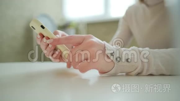在现代家庭内部使用智能手机的女性手部特写。 女商人正在给她打短信